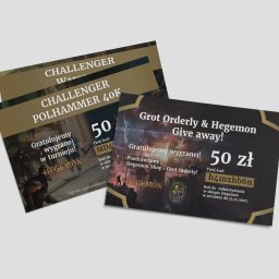 Agencja Interaktywna Digitly - Ułożone pod kątem ulotki reklamowe z gratulacjami wygranej i kodami rabatowymi do sklepu Hegemon i Grot Orderly, z grafiką nawiązującą do gier bitewnych.