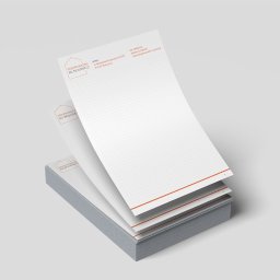 Agencja Interaktywna Digitly - Stos firmowych notatników z logo i danymi kontaktowymi 'Przeprowadzki All Inclusive' na białym tle.