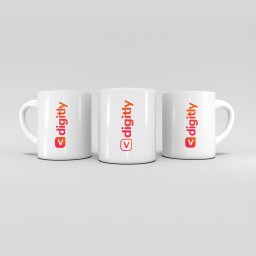 Agencja Interaktywna Digitly - Trzy białe kubki z pionowo umieszczonym, gradientowym logo 'digitly' z symbolem zaznaczenia w kwadracie, ustawione na jasnoszarym tle.