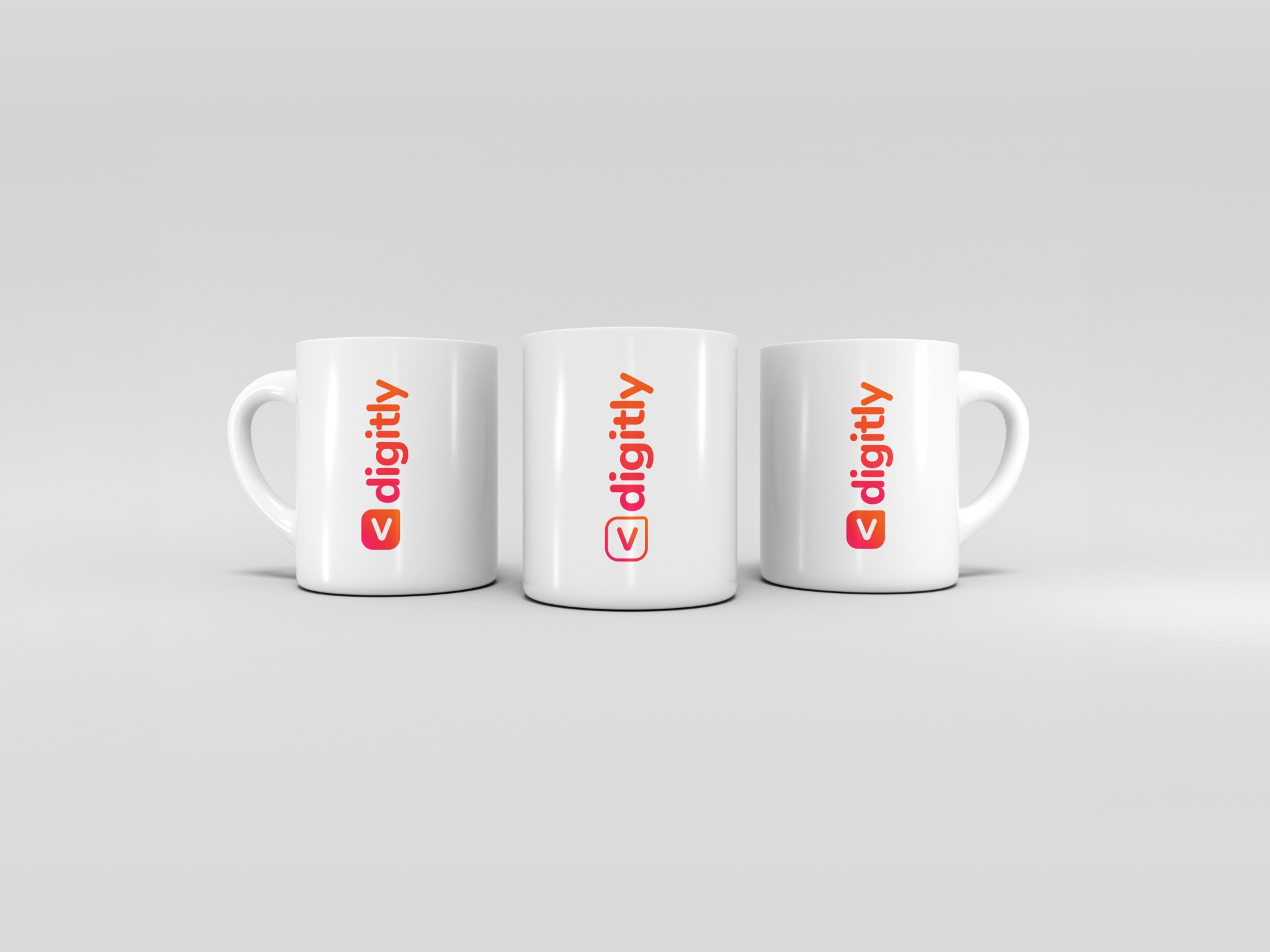 Trzy białe kubki z pionowo umieszczonym, gradientowym logo 'digitly' z symbolem zaznaczenia w kwadracie, ustawione na jasnoszarym tle.