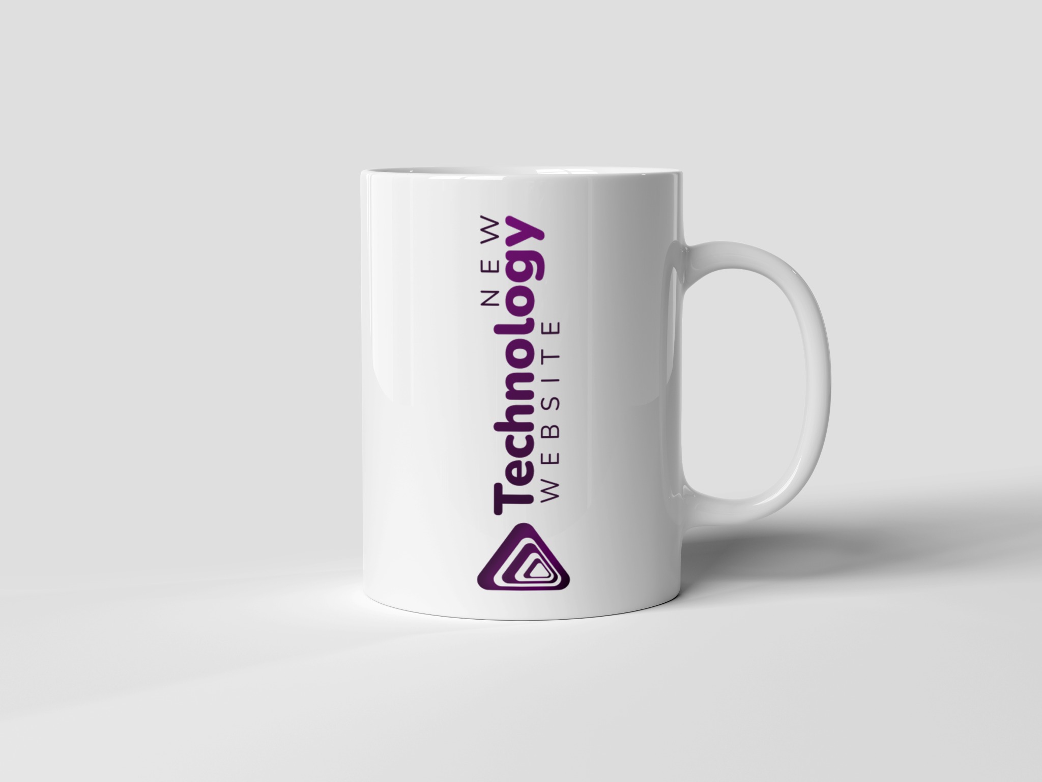 Biały kubek z fioletowym logo i napisem 'Technology NEW WEBSITE' na jasnym tle.