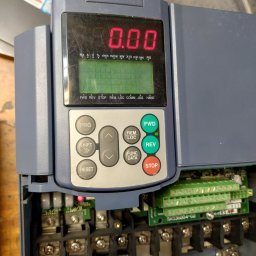 DSN-Elektronika - Falownik z wyświetlaczem pokazującym wartość 0.00, widoczne przyciski sterujące FWD, REV, STOP oraz złącza elektryczne na płytce drukowanej w dolnej części obudowy.