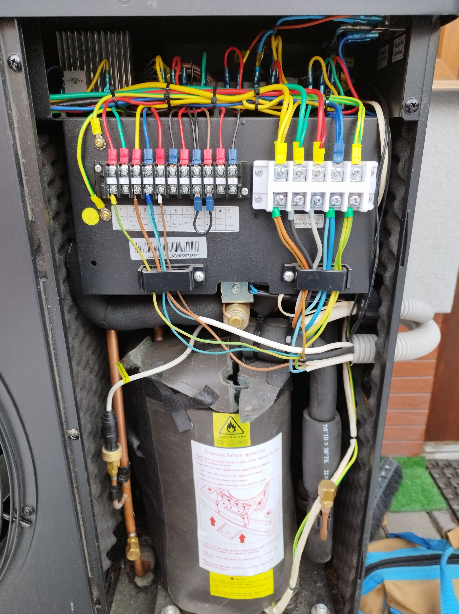 Wnętrze pompy ciepła z widocznymi połączeniami elektrycznymi i hydraulicznymi. Precyzyjna instalacja w Bielsko-Białej.