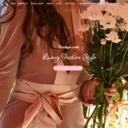 Strona internetowa sklepu odzieżowego Risebya.com, prezentująca modelkę w welurowym kombinezonie z bukietem białych kwiatów, z widocznym menu nawigacyjnym i przyciskiem 'Purchase now'.