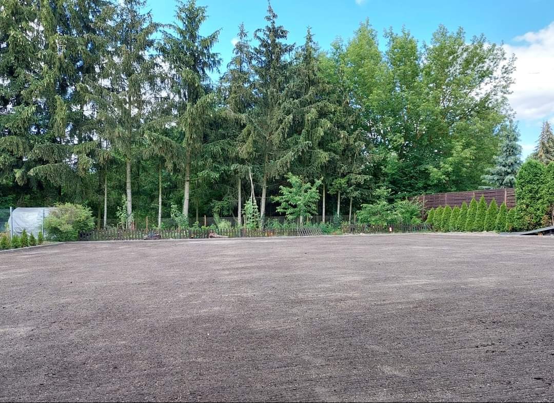 Niwelacja warstwy wegetacyjnej pod zasiew trawy