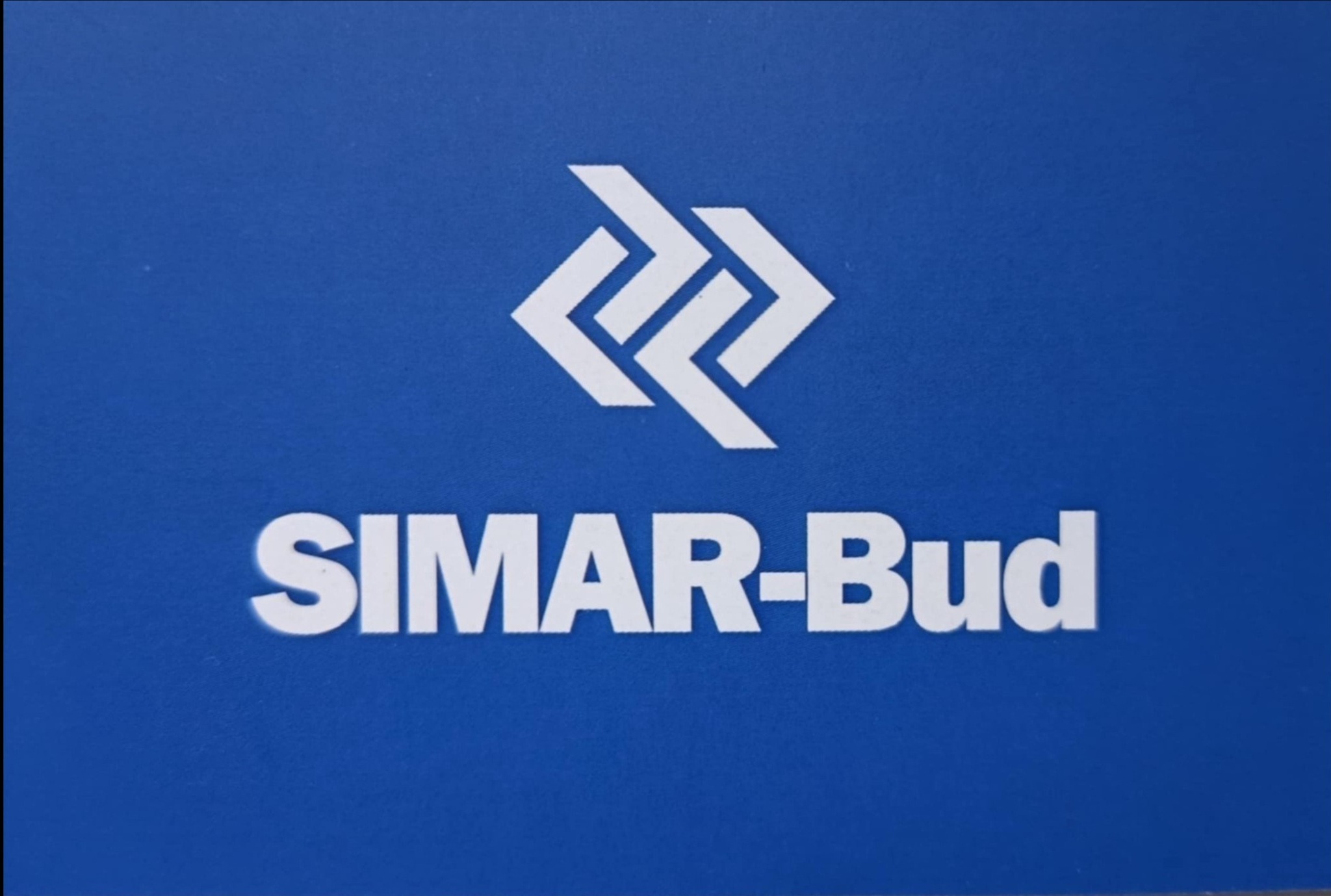 Logo firmy budowlanej SIMAR-Bud, biały symbol i nazwa na niebieskim tle.