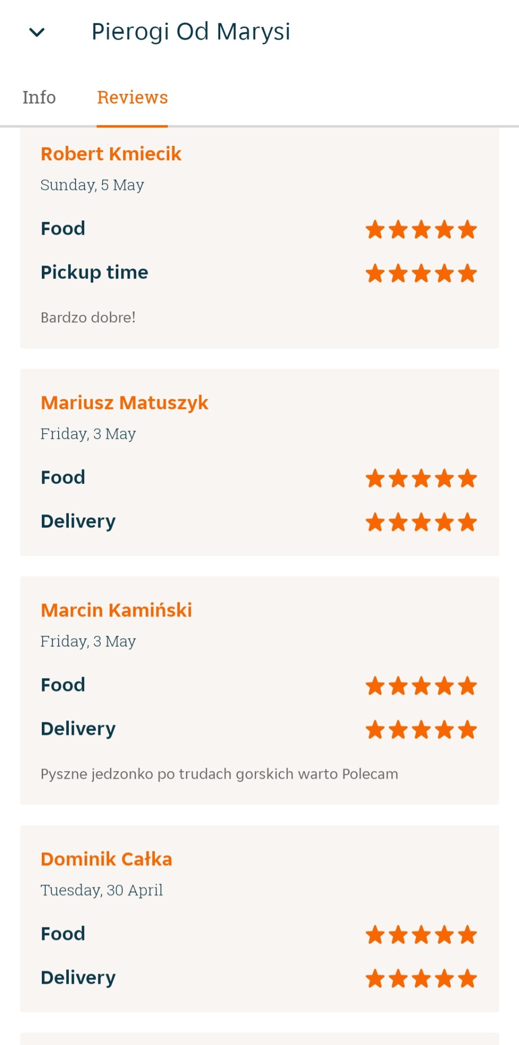Zrzut ekranu z recenzjami restauracji Pierogi Od Marysi, pokazujący oceny i komentarze klientów dotyczące jedzenia i dostawy.