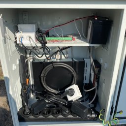 Montaż monitoringu na słupie zabezpieczony systemem alarmowym