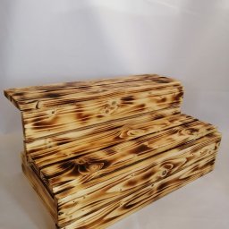 Bazylium.eu - Dwupoziomowa, ręcznie robiona, drewniana podstawka z efektem opalania, ukazująca naturalne usłojenie drewna.