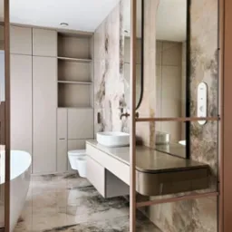 Elegancka łazienka w odcieniach beżu z marmurkową płytką, owalnym lustrem i minimalistyczną armaturą, widok zza przeszklonej ścianki.