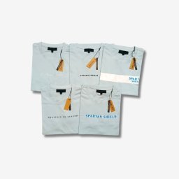 House 57 Fashion And Sourcing - Jasnoniebieskie koszulki z nadrukami 'Spartan Shield' i zawieszkami, ułożone na białym tle. Różne warianty graficzne nadruków.