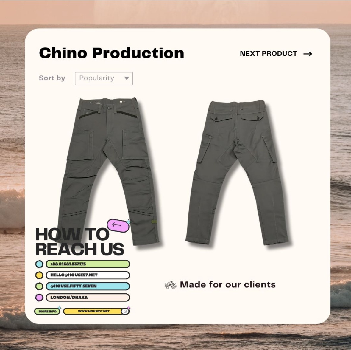 Dwie pary szarych spodni cargo, przodem i tyłem, na beżowym tle z informacjami kontaktowymi i logo 'Chino Production'.