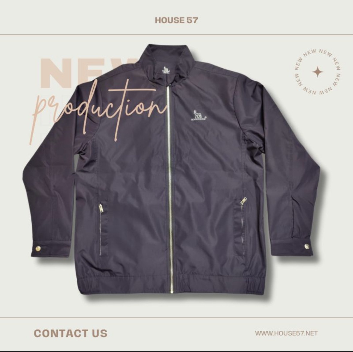 Ciemna kurtka z zamkiem błyskawicznym i małym logo HOUSE 57, na beżowym tle z napisem 'New Production' w tle. Widoczne kieszenie i detale wykończenia.