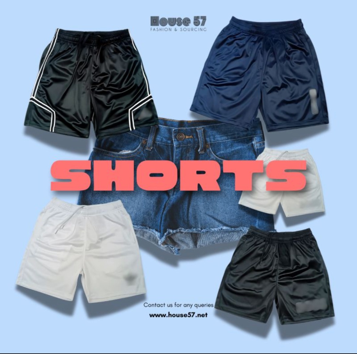Kompozycja różnorodnych spodenek: sportowe, jeansowe, w kolorach czarnym, białym i granatowym, na błękitnym tle. Widoczne logo firmy i napis 'SHORTS'.