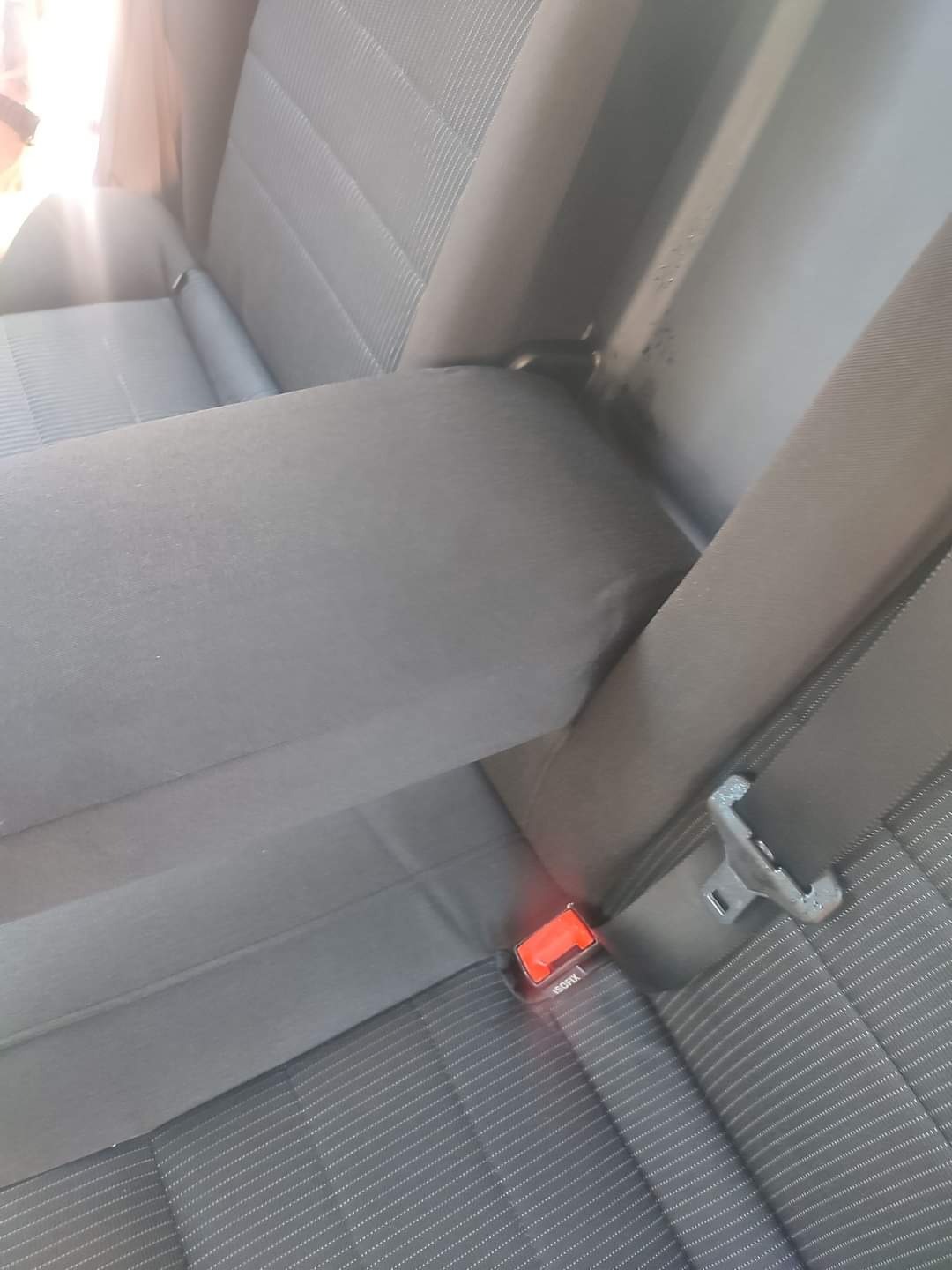 Tapicerka samochodowa z widocznym pasem bezpieczeństwa i mocowaniem ISOFIX, po czyszczeniu.