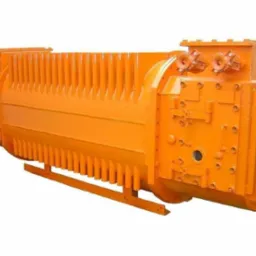 Pomarańczowy, przemysłowy wymiennik ciepła z licznymi żebrami chłodzącymi i mocowaniami, sfotografowany na białym tle.