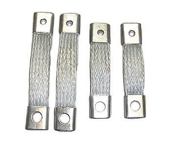 Cztery srebrne, elastyczne złącza plecione z metalu, zakończone kwadratowymi końcówkami z otworami montażowymi, ułożone na białym tle.