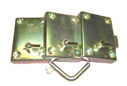 Trzy metalowe zamki z kluczem w kształcie litery V, widoczne ślady obróbki i drobne niedoskonałości powierzchni.