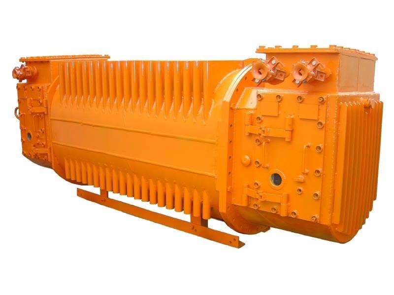 Pomarańczowy, przemysłowy wymiennik ciepła z licznymi żebrami chłodzącymi i mocowaniami, sfotografowany na białym tle.