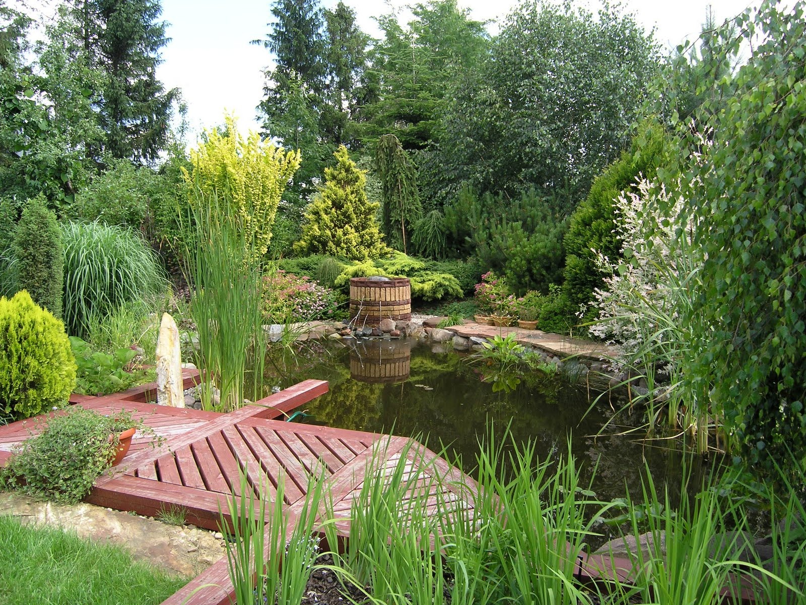 Średnie oczko wodne. Angielski ogród w Konstancinie.