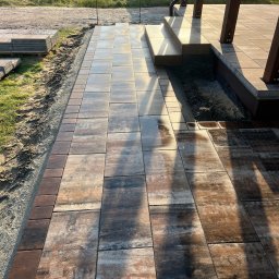 Realizacja ciągu pieszego wraz z tarasami z płyt 60x30 