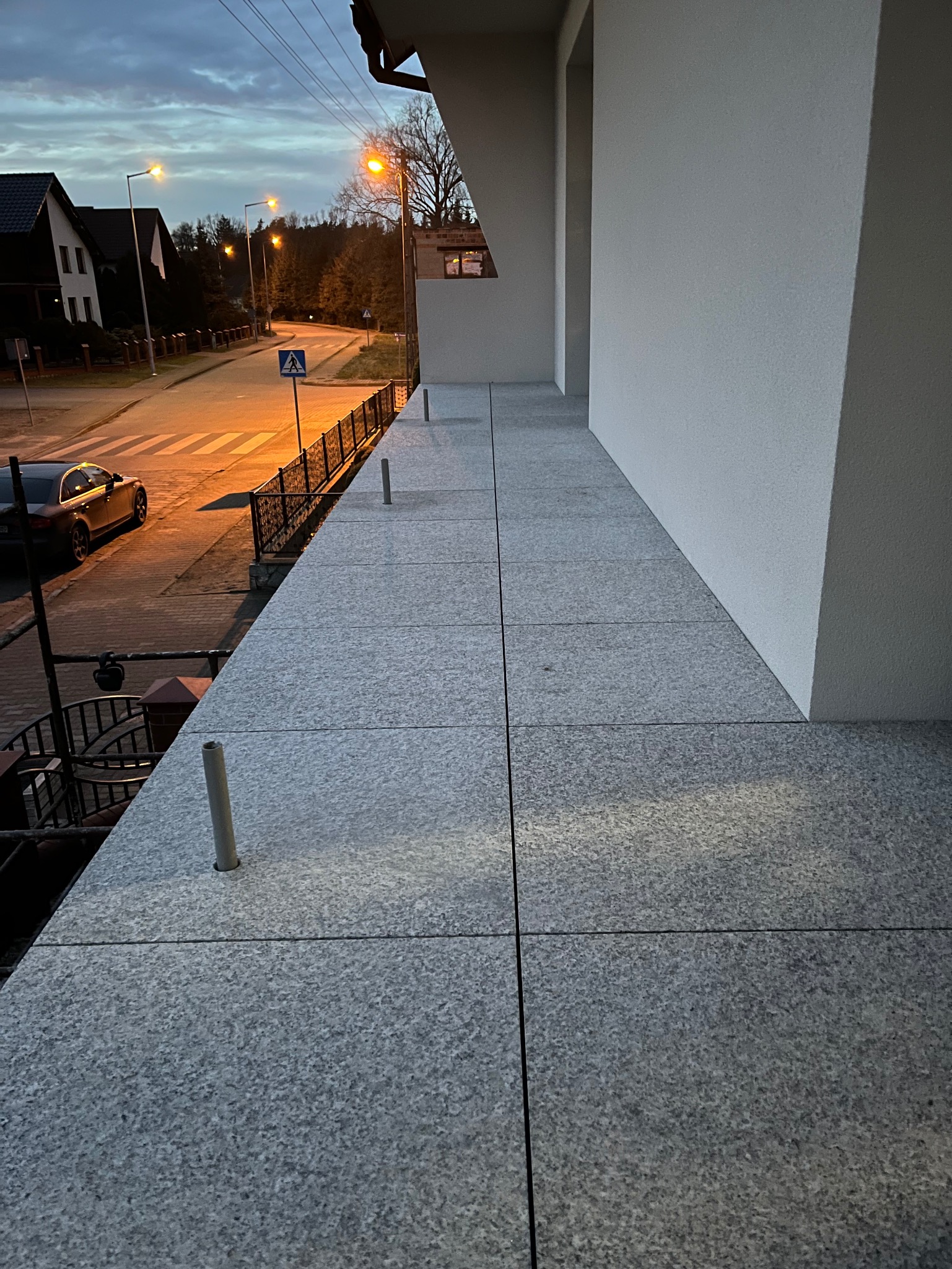 Płyty granitowe na balkonie w systemie „pływającym” ułożone na stopach regulowanych