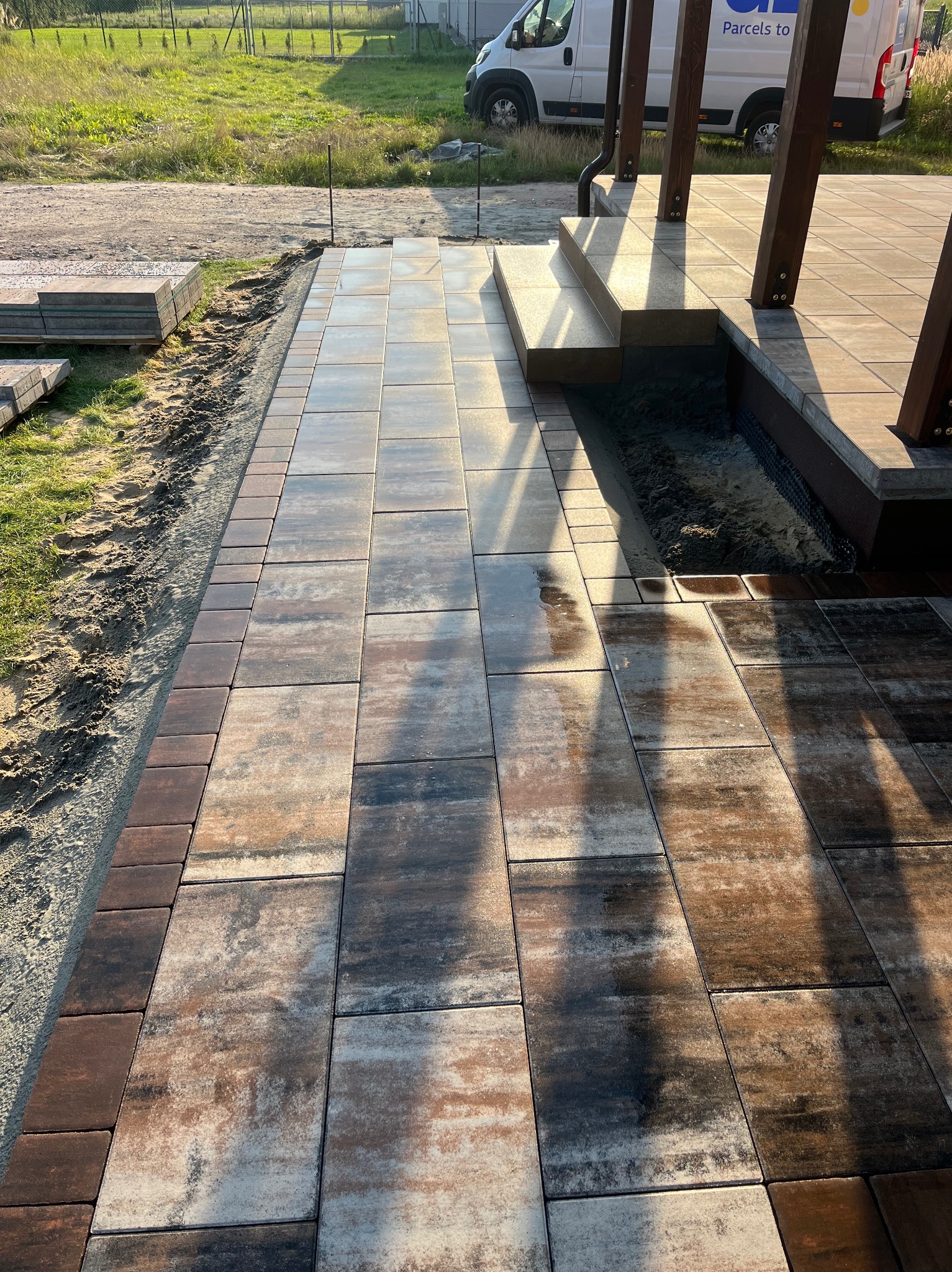 Realizacja ciągu pieszego wraz z tarasami z płyt 60x30