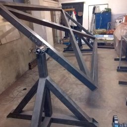 Usługi spawalnicze Spawanie TIG Spawacz MIG MAG MobiusMetal - Konstrukcja metalowa na trójnogu, prawdopodobnie element większej konstrukcji stalowej, w warsztacie w Dąbrowie Górniczej. Widoczne ślady spawania.