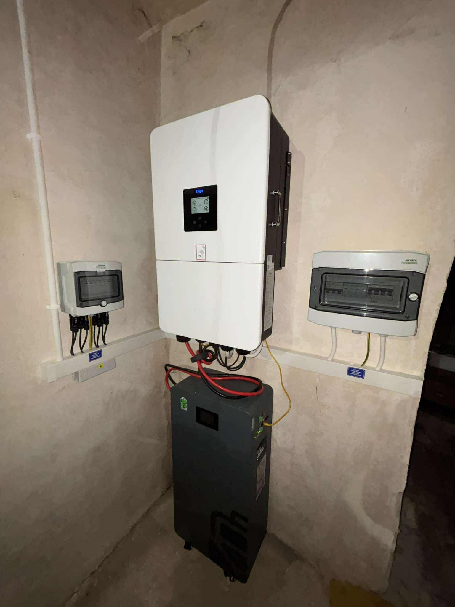 Kompletna instalacja z magazynem energii w piwnicy w Żyrardowie. Widoczne: inwerter, akumulator, skrzynki zabezpieczeń. Montaż w surowym wnętrzu.