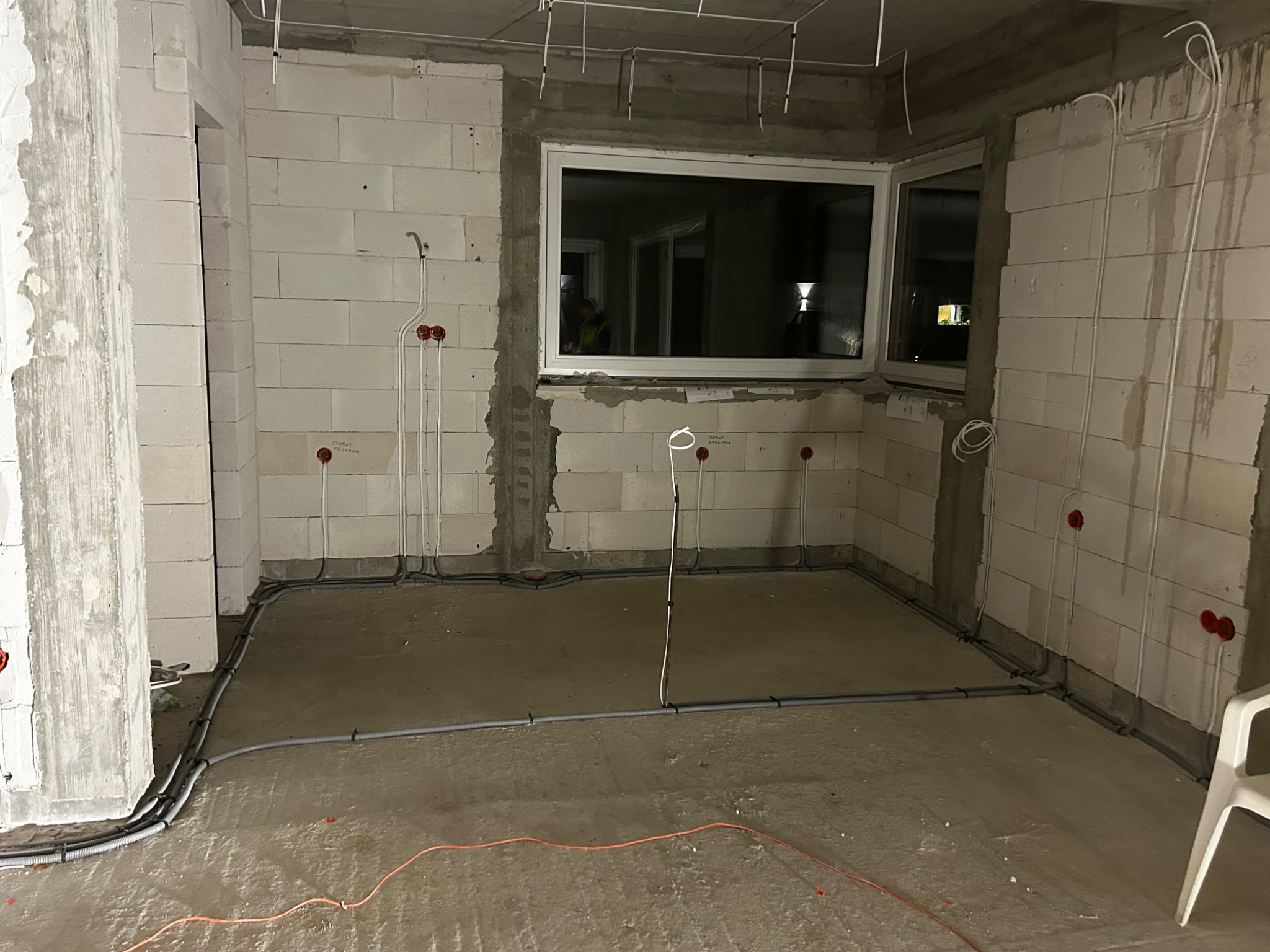 Wykonanie oświetlenia zasilenie gniazdek i wyspy w kuchni według projektu.