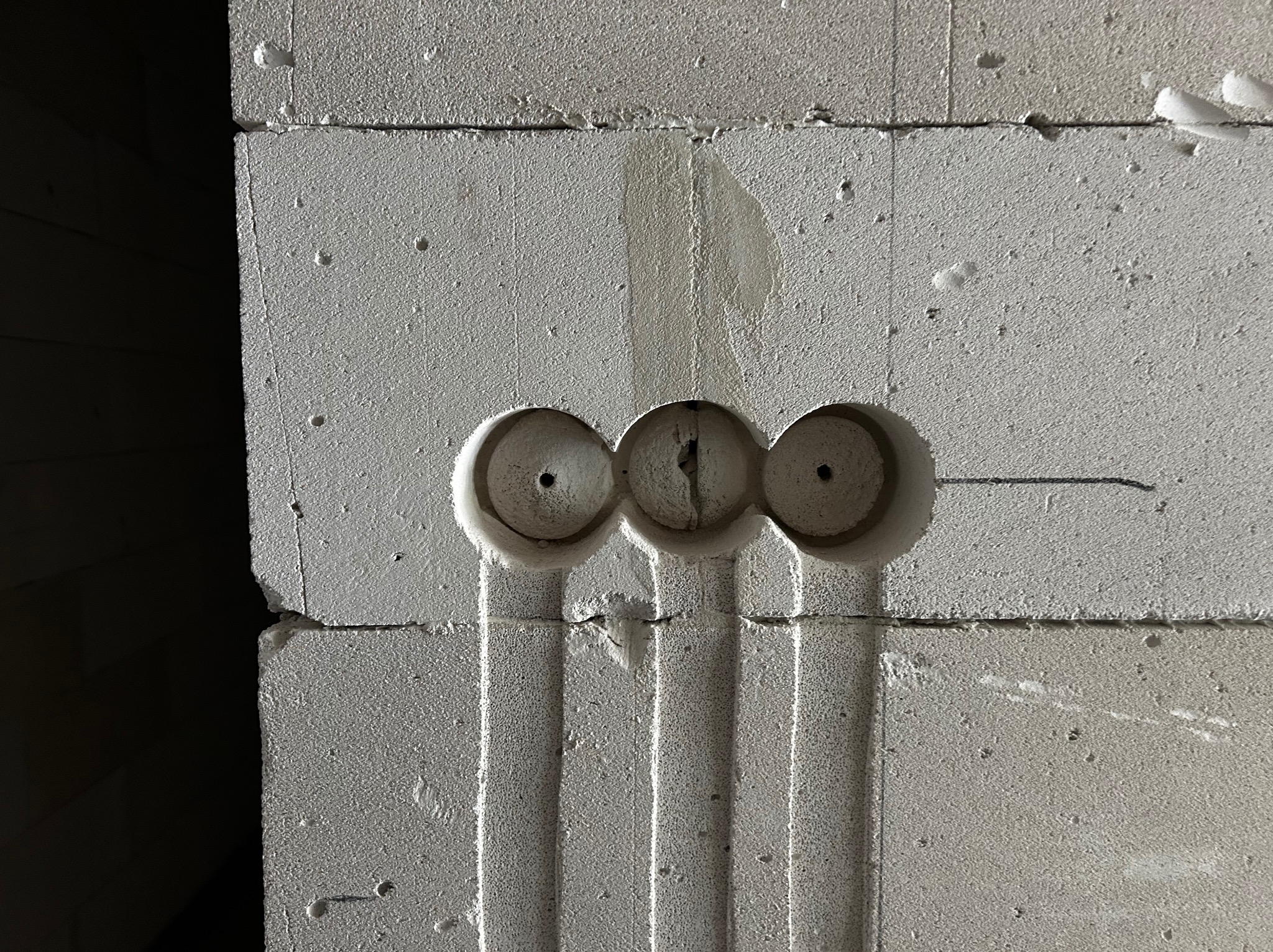 Wykonanie bruzd pod każde gniazdko/ włącznik.