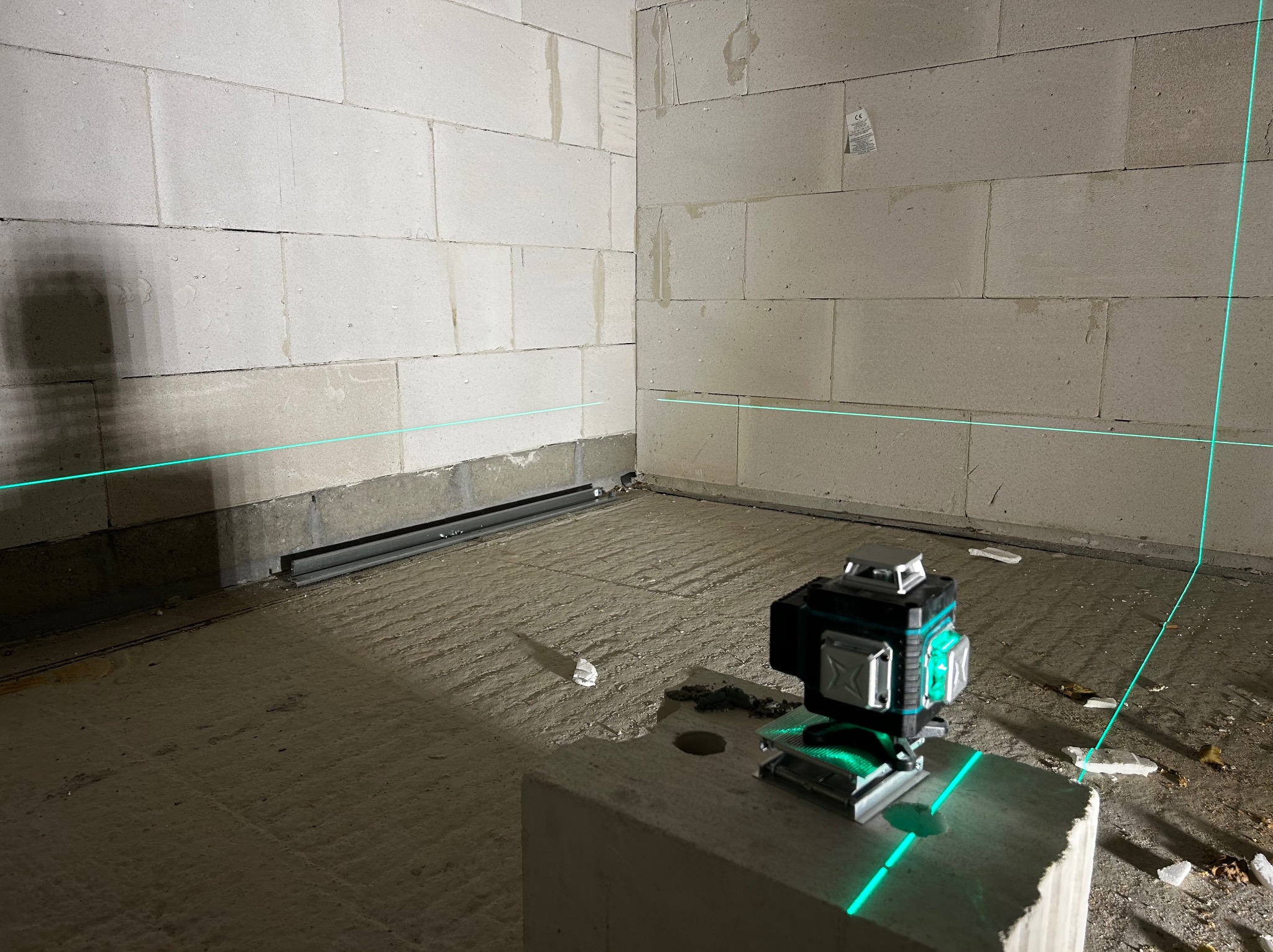 Ustalanie poziomu za pomocą lasera 360. Precyzja zachowana.