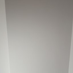 Volodymyr Svirko - Jasnoszara, gładka powierzchnia sufitu z widocznymi krawędziami ścian, ukazująca wykończenie wnętrza.