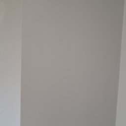 Volodymyr Svirko - Świeżo pomalowany narożnik pokoju w odcieniach szarości, widoczne delikatne przejścia kolorystyczne i faktura gładzi.