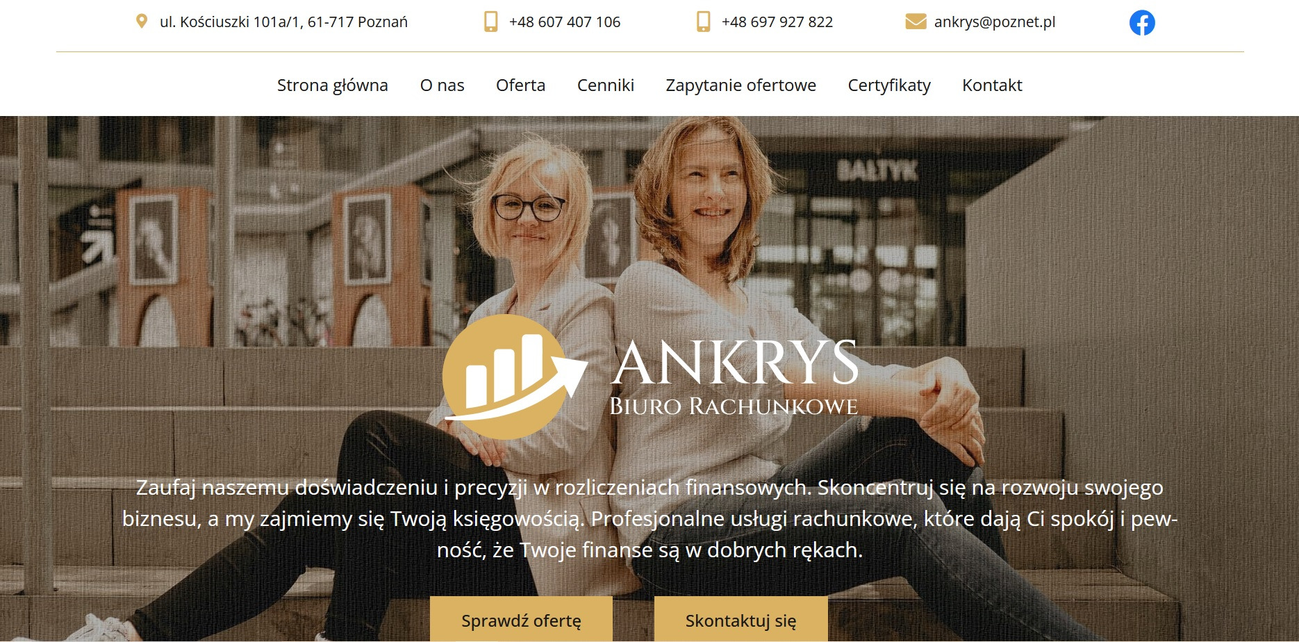Zdjęcie dwóch uśmiechniętych kobiet na tle strony internetowej biura rachunkowego Ankrys z Poznania, prezentującej usługi finansowe.