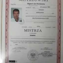 Skan dyplomu mistrzowskiego w zawodzie krawiec, wydanego przez Izbę Rzemieślniczą w Łodzi dla Olgierda Jana Koniecznego, z jego zdjęciem w lewym górnym rogu i podpisami komisji egzaminacyjnej.