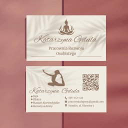 Joanna Pytka-Piecychna - Dwie wizytówki w odcieniach beżu i brązu. Górna z logo medytującej osoby, dolna z sylwetką kobiety w pozycji jogi i kodem QR.