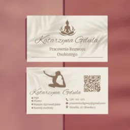 Dwie wizytówki w odcieniach beżu i brązu. Górna z logo medytującej osoby, dolna z sylwetką kobiety w pozycji jogi i kodem QR.