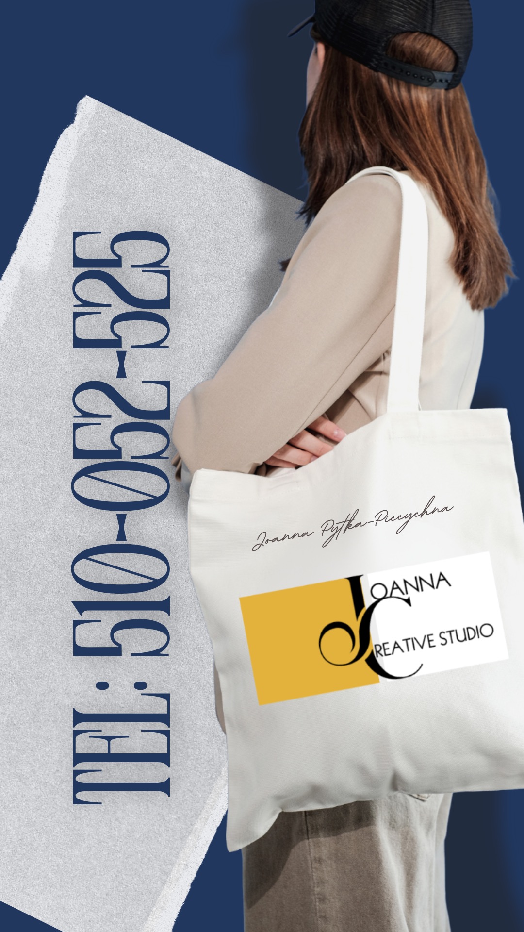 Osoba z torbą z logo 'Joanna Creative Studio' i numerem telefonu na szarym tle, prezentacja identyfikacji wizualnej.