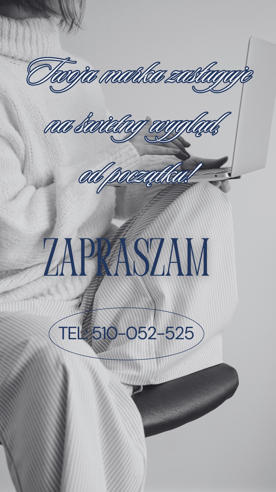 Kobieta z laptopem, nałożony tekst 'Twoja marka zasługuje na świetny wygląd od początku! ZAPRASZAM TEL: 510-052-525'. Stonowana kolorystyka.