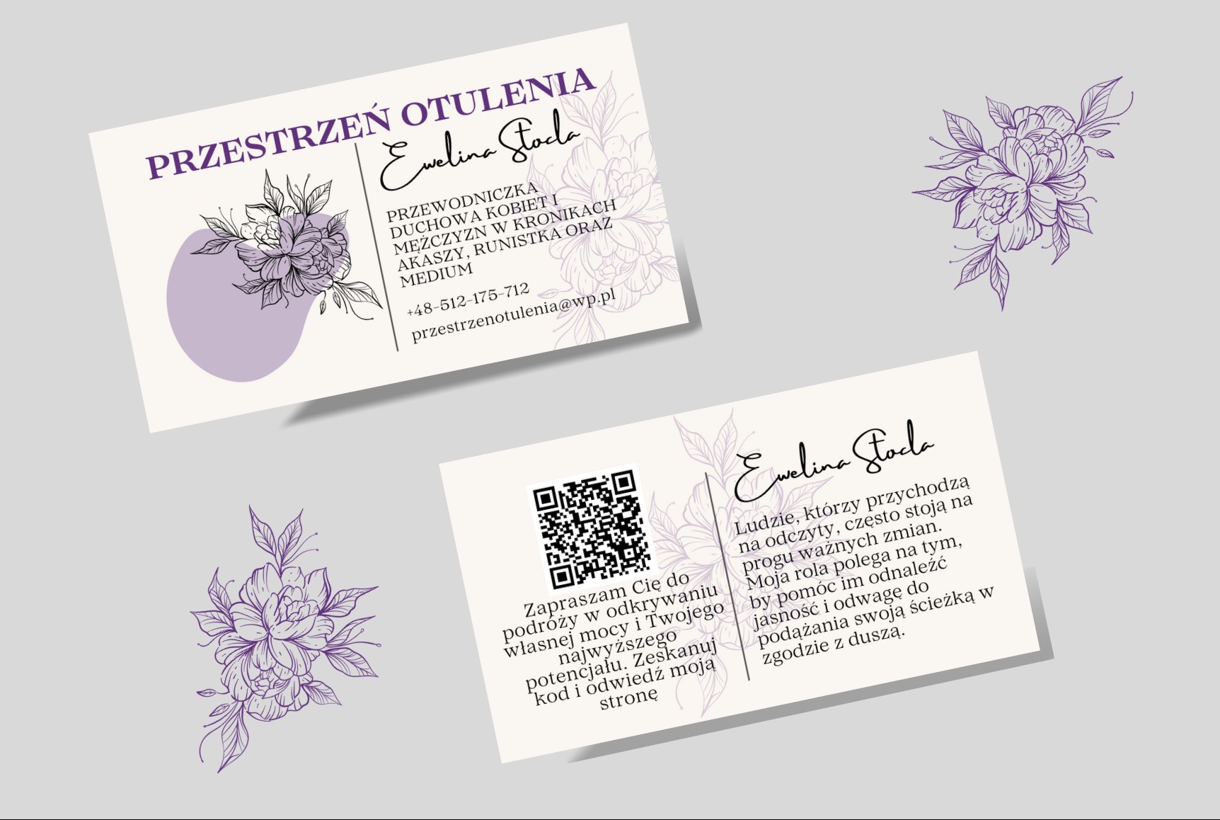 Dwie wizytówki z fioletowym motywem kwiatowym i kodem QR, leżące na jasnym tle. Wizytówki prezentują dane kontaktowe i zaproszenie do odkrywania potencjału.