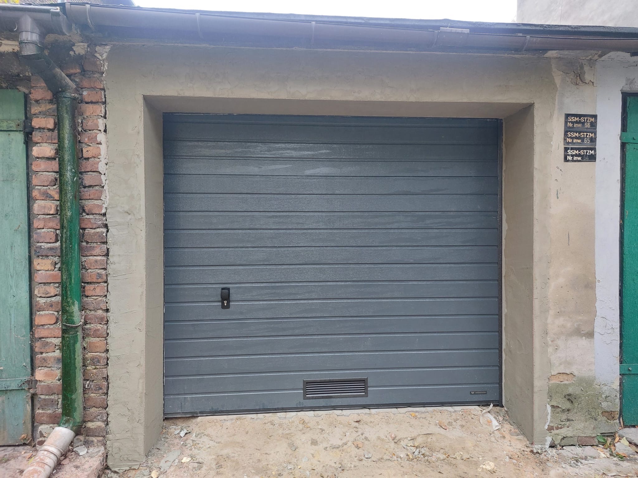 Brama garażowa wiśniowski z automatem do bramy nice