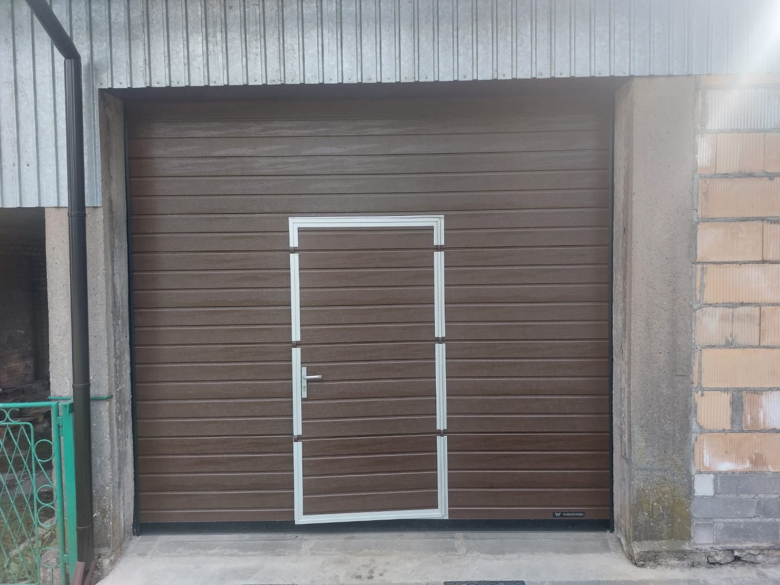 brama segmentowa z drzwiami wiśniowski