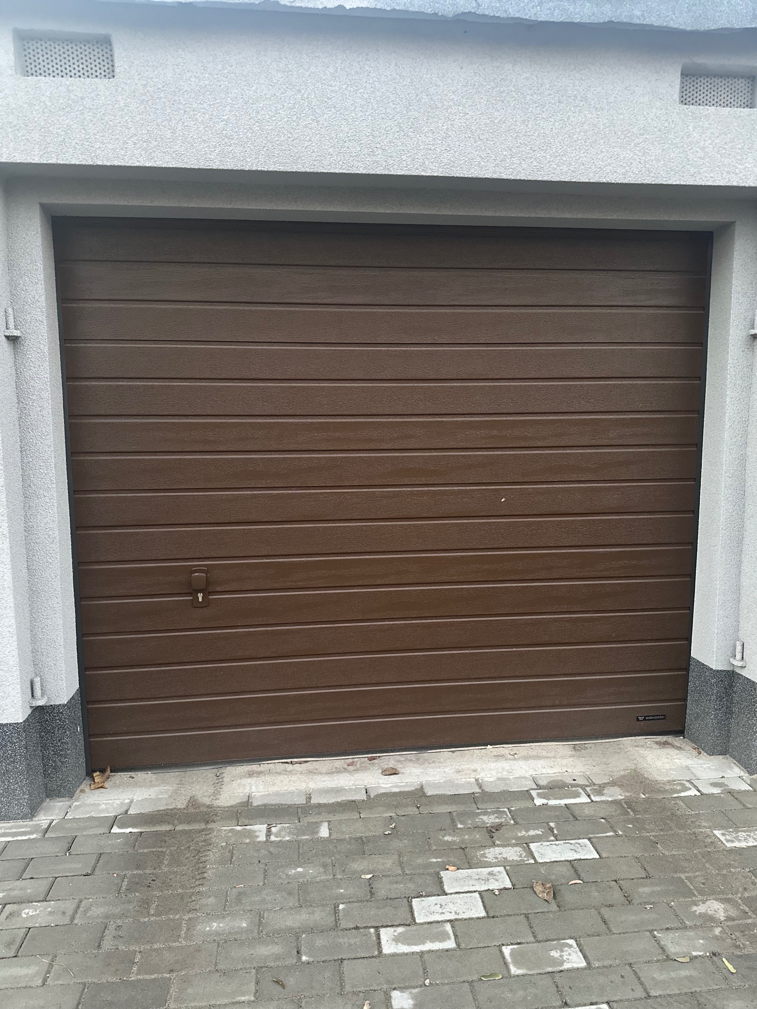 Brama segmentowa wiśniowski w kolorze brązowym. Niskie przetłoczenie i struktura woodgrain.