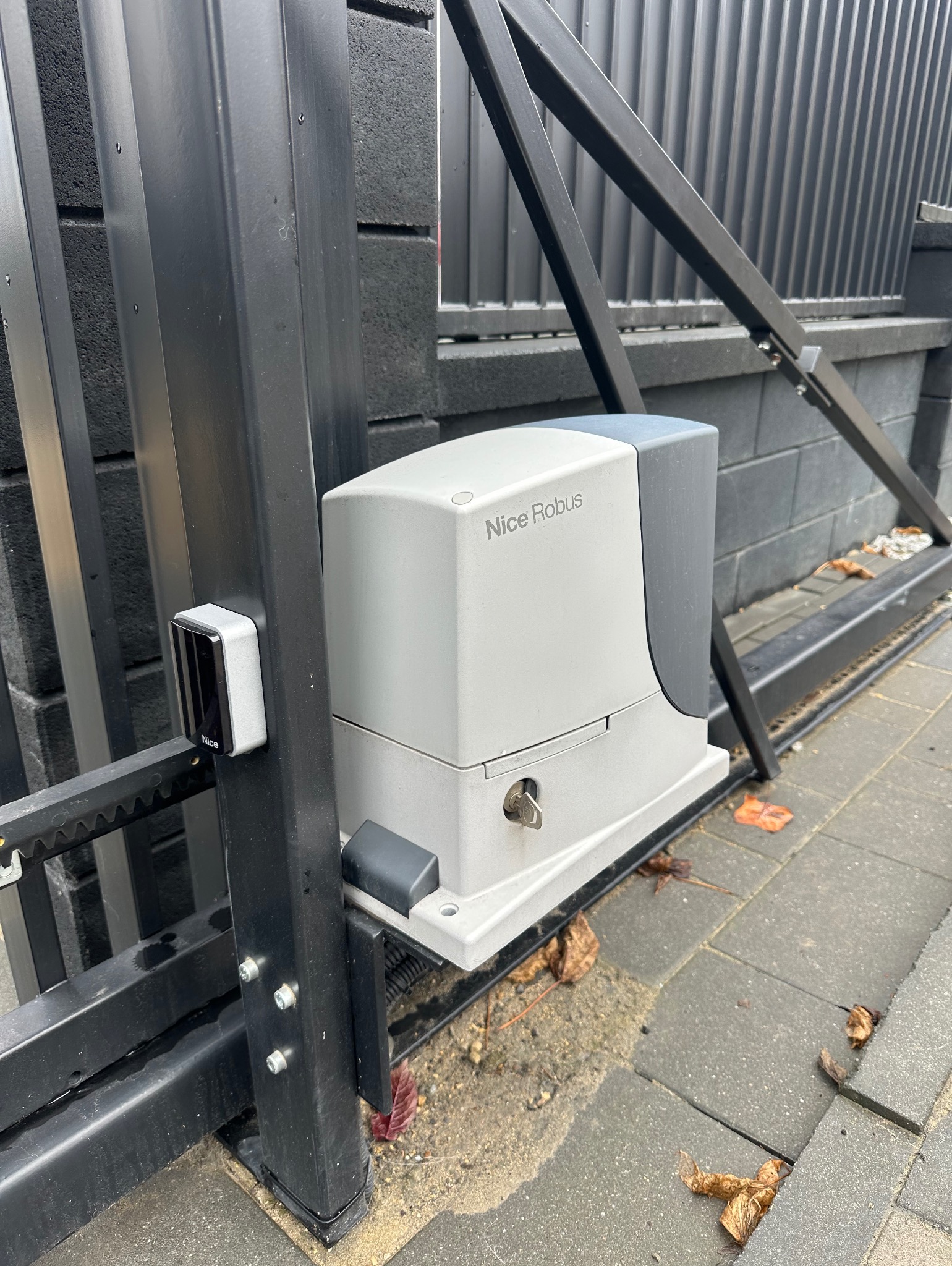 Napęd do bramy przesuwnej. Nice robus 600, działa już bez awaryjnie 3 lata.