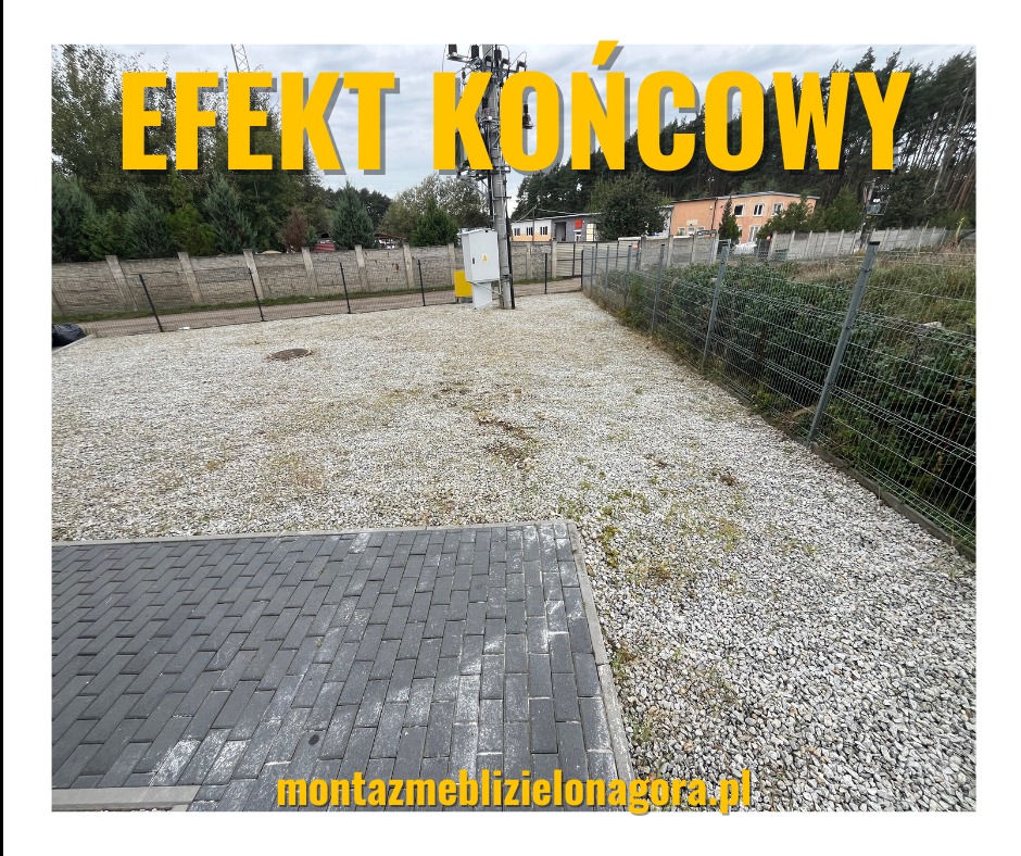 Ułożona szara kostka brukowa przechodząca w wysypany żwir na posesji z ogrodzeniem z siatki i betonowych płyt, widoczne słupy energetyczne w tle.