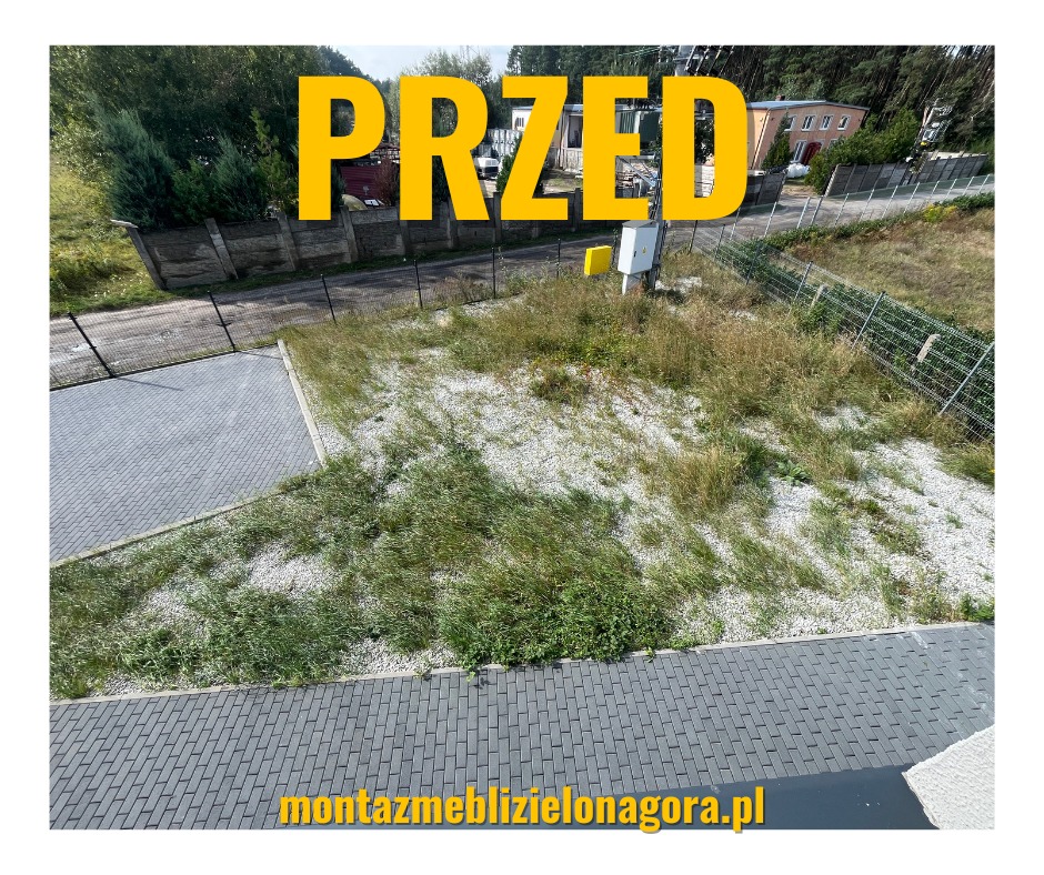 Teren zewnętrzny przed zagospodarowaniem: widok z góry na porośnięty trawą i kamieniami plac budowy z fragmentem ułożonej kostki brukowej, ogrodzeniem i budynkami w tle, oznaczony napisem 'PRZED'.