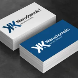 Dwa stosy wizytówek, jedna biała, druga granatowa, z logo firmy nieruchomości i danymi kontaktowymi.