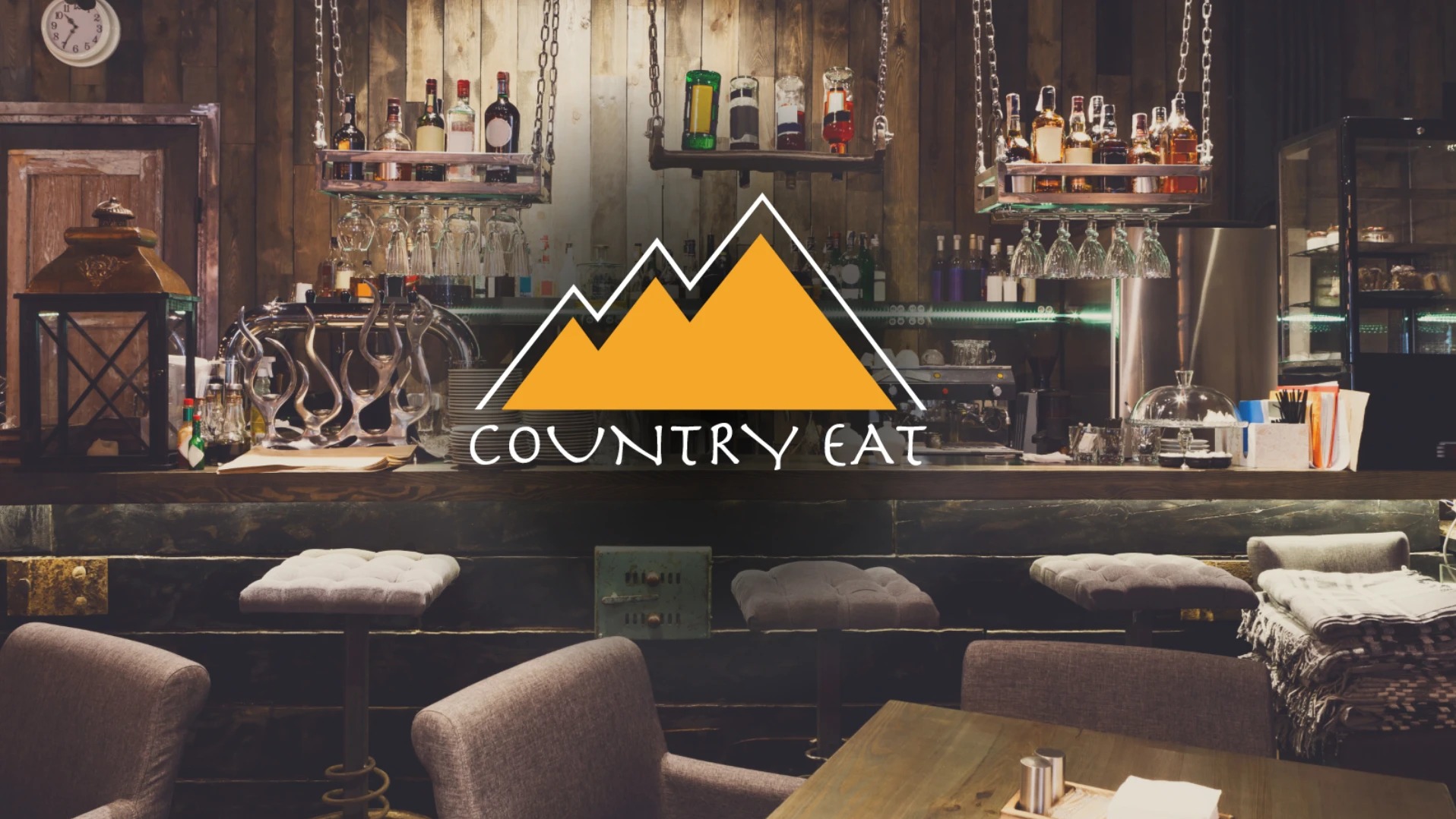 Wnętrze baru z drewnianym wykończeniem, wiszącymi półkami z alkoholem i szklankami, oraz logo 'Country Eat' nałożonym na zdjęcie.