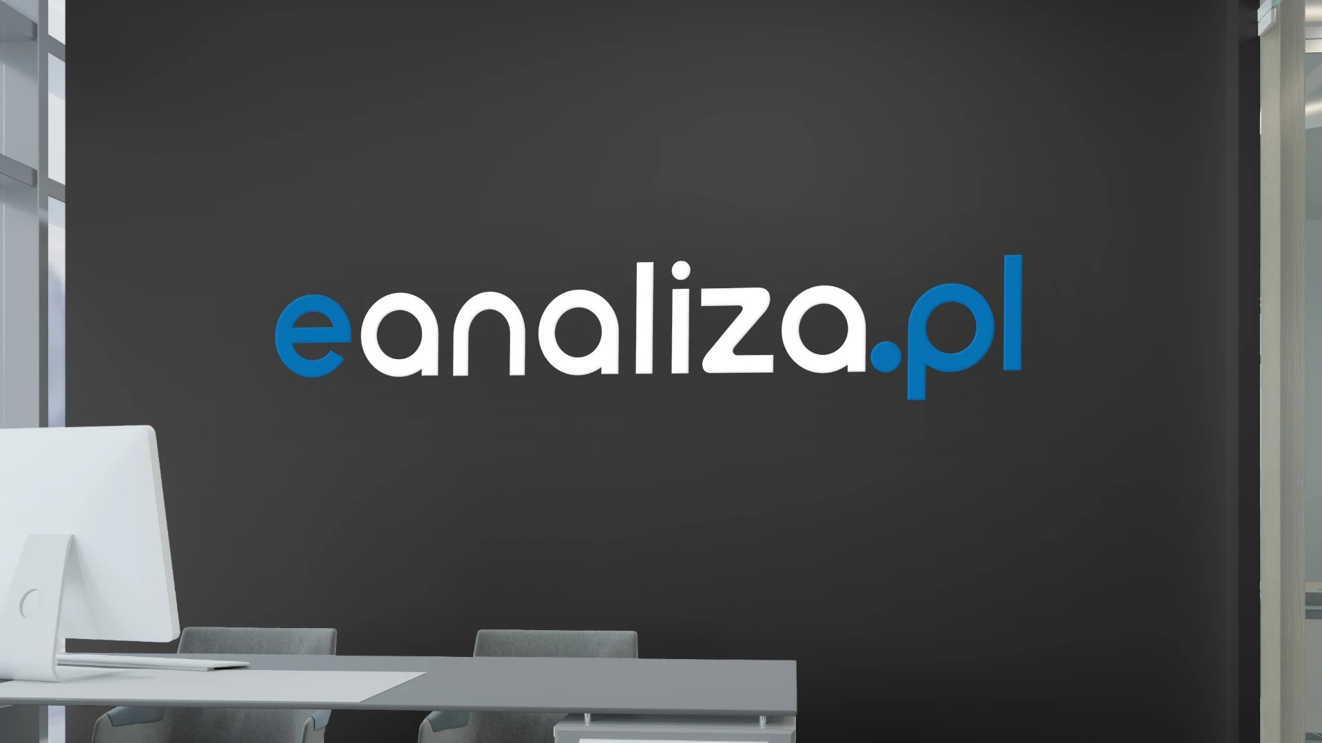 Ściana biura z logo 'eanaliza.pl' w kolorach białym i niebieskim, widoczny fragment biurka z komputerem.